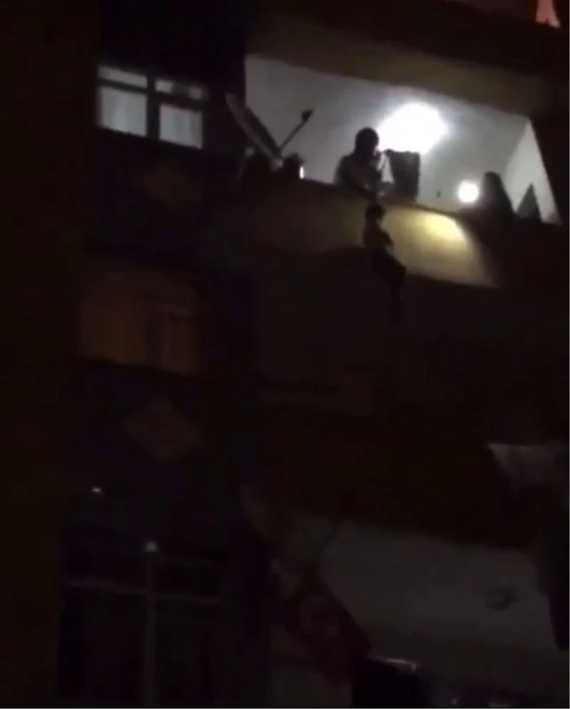 Küçük çocuğu çarşafla sarkıttılar
