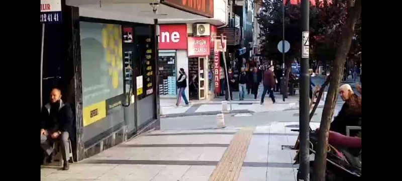 Yola saçılan paraları toplayıp gitti
