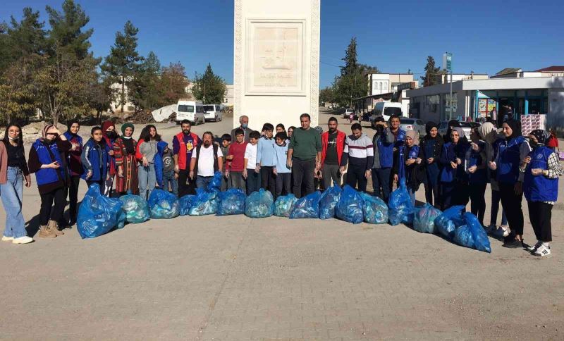 Üniversiteli gençler Samsat sokaklarını temizledi
