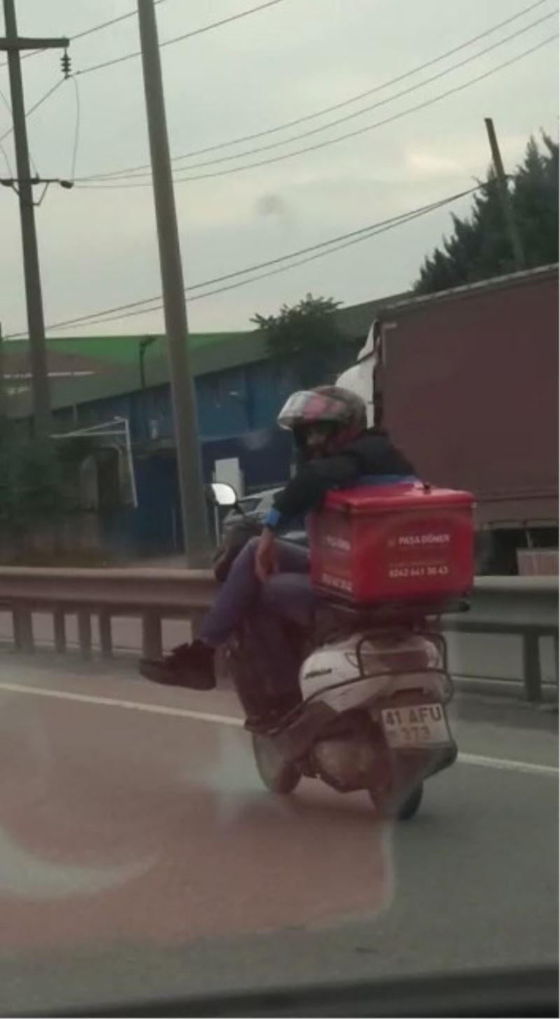 Tuzla’da motosiklette ‘bacak bacak üstüne yolculuk’ kamerada
