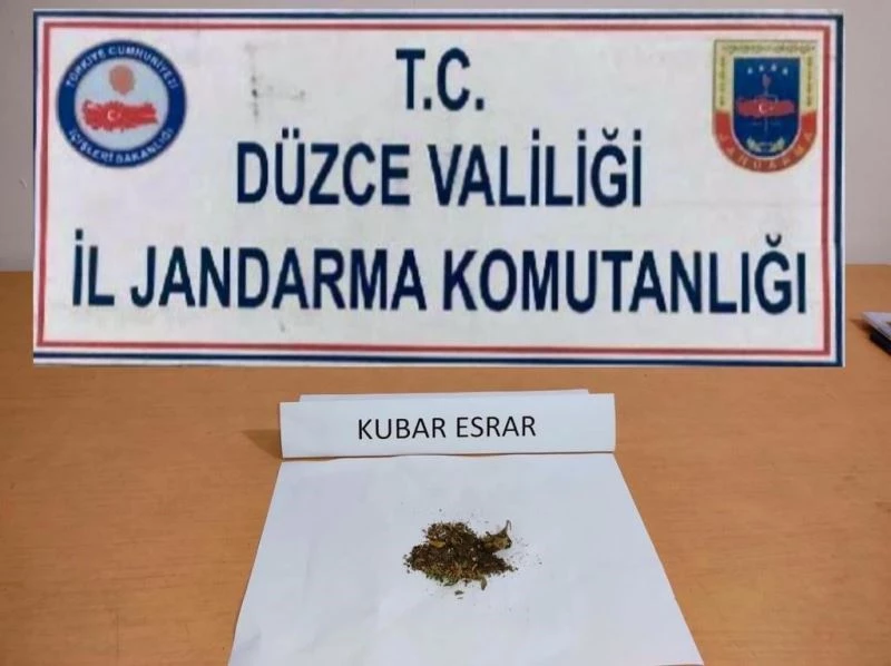 Uyuşturucu kullanıcıları yol kontrolünde yakalandı
