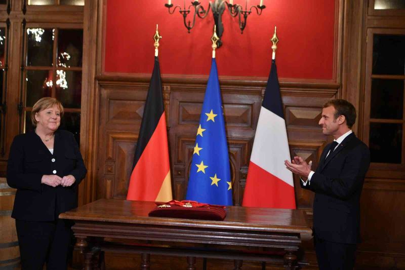 Fransa Cumhurbaşkanı Macron’dan Merkel’e onur nişanı
