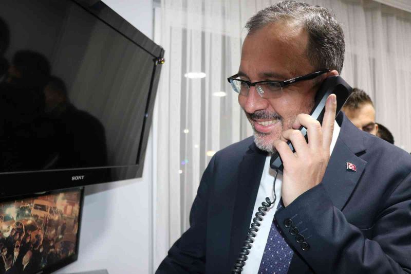 Bakan Kasapoğlu, taksi durağında telefona baktı
