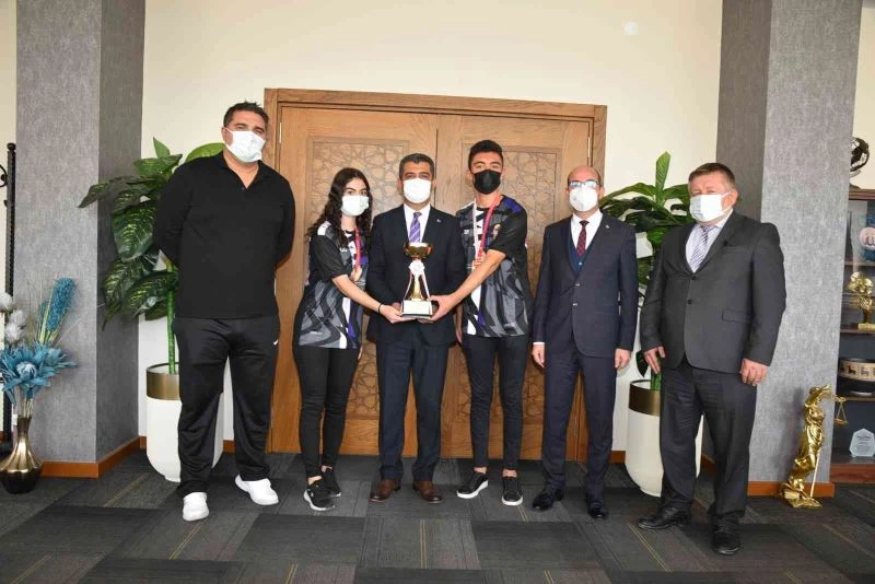 Floor Curling Türkiye şampiyonları Ekici’yi ziyaret etti.
