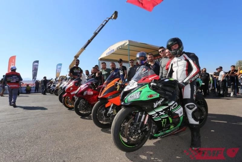 Manisa BBSK motorcuları pistin tozunu attırdı
