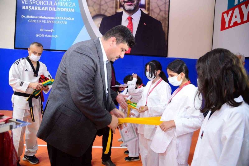 Kahramankazan’da Minik taekwondocuların kuşaklarını Başkan Oğuz taktı
