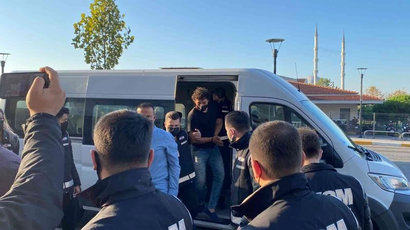 Çiftlikbank davasının 2 numaralı sanığı Fatih Aydın sağlık kontrolü için Kartal’da hastaneye getirildi.
