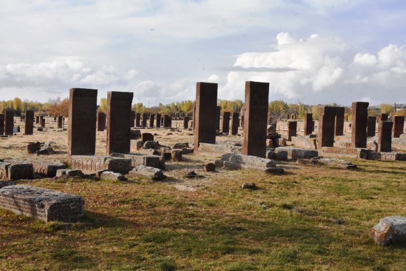 Likenleri temizlenen Selçuklu Mezarlığındaki taşlar tarihe ışık tutuyor
