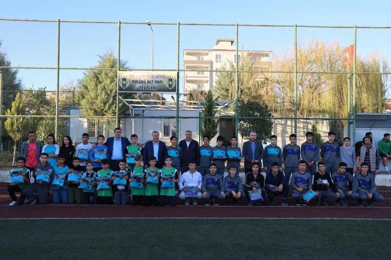 Öğrencilere eşofman hediye edildi
