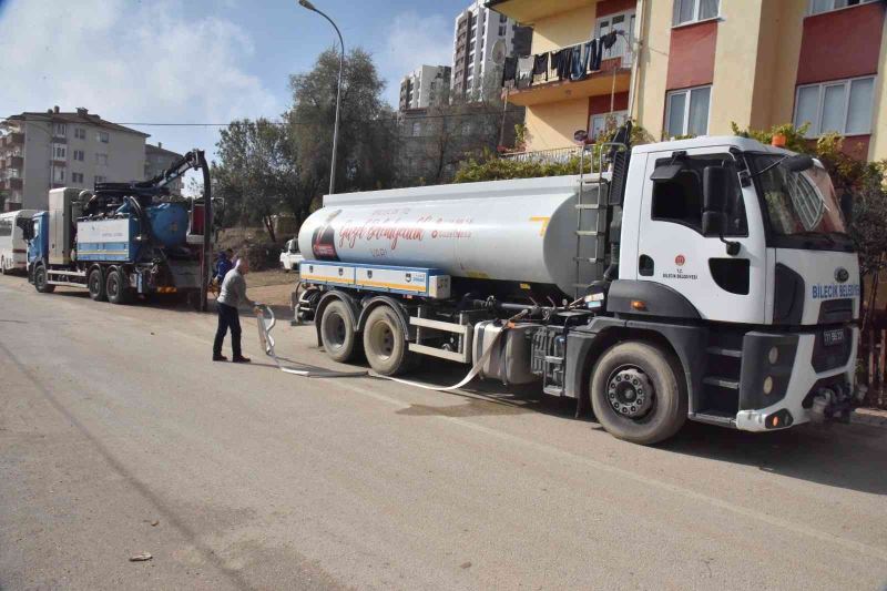 Kanalizasyon hatlarında temizlik çalışması gerçekleştiriliyor
