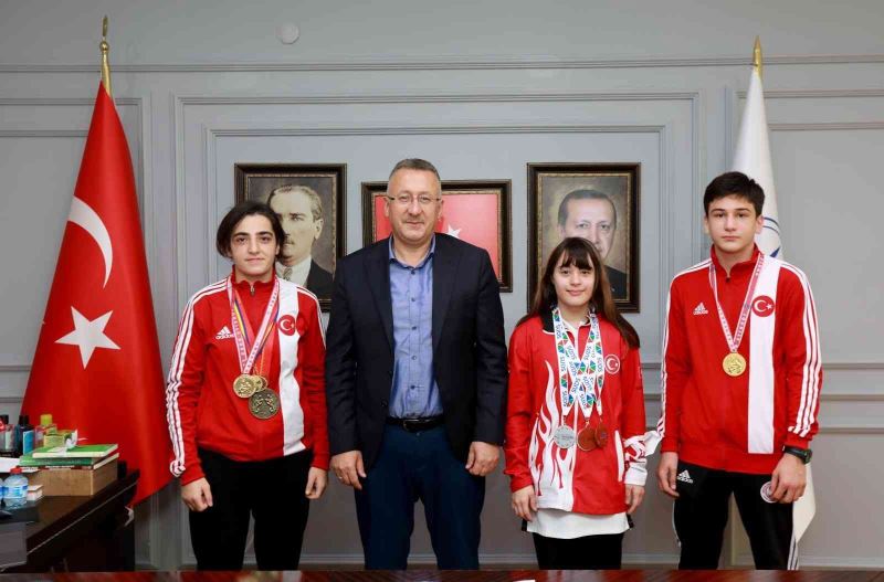 Başarılı sporcular madalyaları ile Başkan Işıksu’yu ziyaret ettiler
