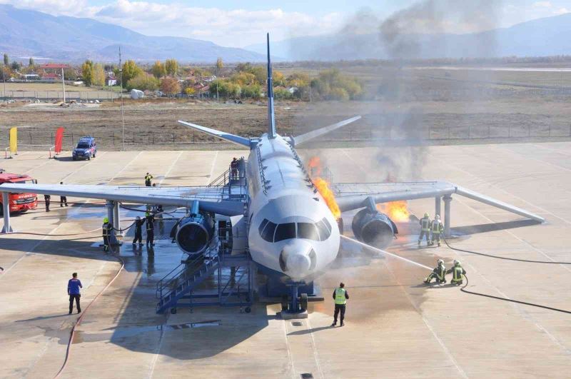 Erzincan’daki havalimanında uçak kazası tatbikatı gerçekleştirildi
