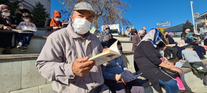 Öğrenciler dedeleri ve anneanneleri ile birlikte kitap okudu
