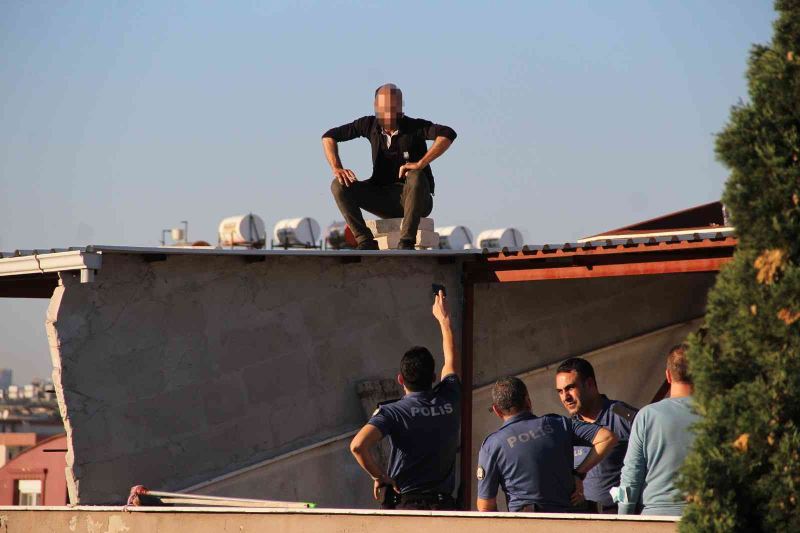 Çatıdaki eyleminden vazgeçirildi, itfaiye ve polislere ’kusura bakmayın’ dedi
