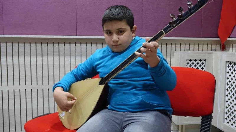 Bağlamaya gönül veren aile
