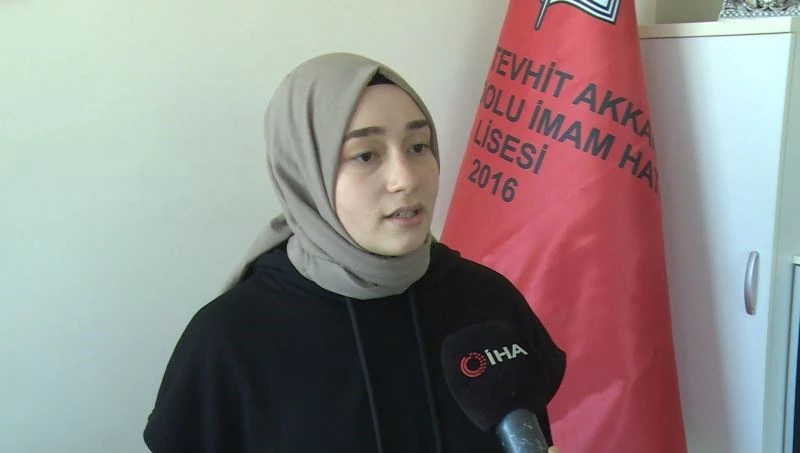 Gül Betül Kutlu, şiir okuma yarışmasında Türkiye şampiyonu oldu
