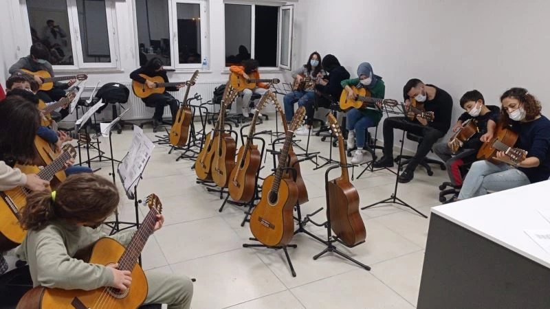 KASMEK’te ikinci grup gitar kursu başladı
