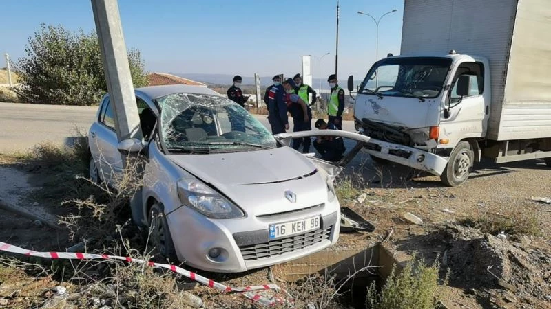 Kamyonet, çarpıştığı otomobili direğe sıkıştırdı: 3 yaralı
