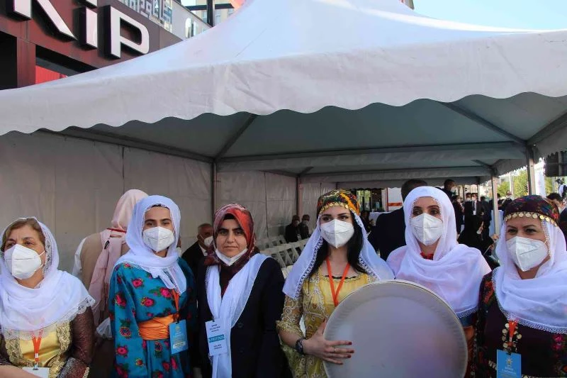 Cumhurbaşkanı Erdoğan, yöresel kıyafetli Batmanlı kadınların Kürtçe şarkılarıyla karşılandı
