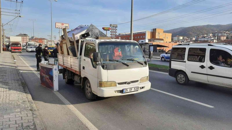 Kamyonetten düşen karton moto kuryeyi yaraladı
