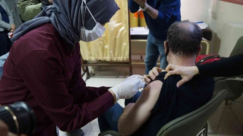 TURKOVAC Faz-3 için gönüllüler aşılanmaya başlandı
