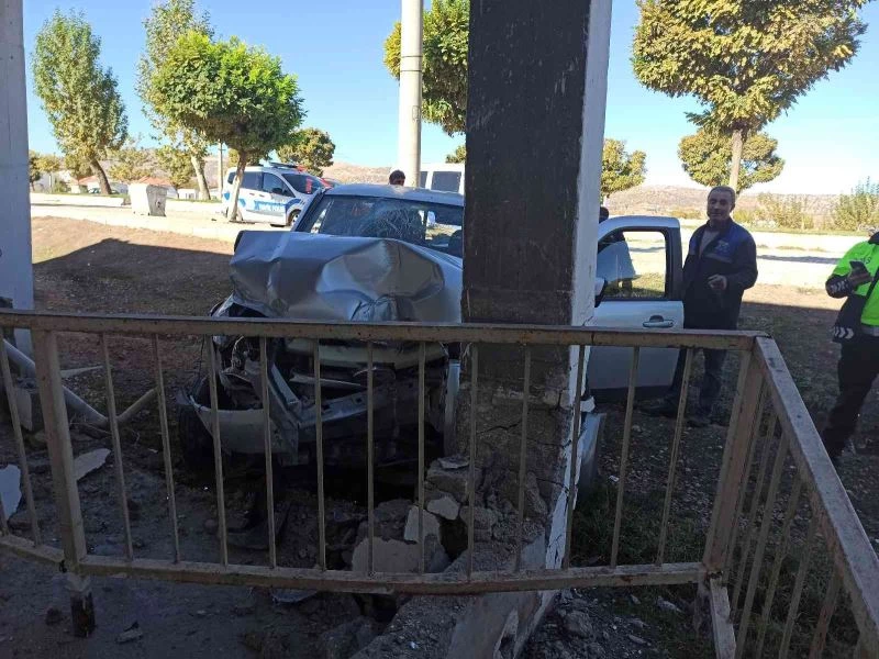 Tekeri patlayan kamyonet ikametin balkonuna girdi
