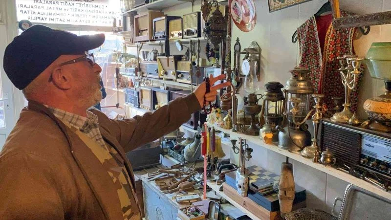 Antika ürünlerin bakımını yapıp satıyor
