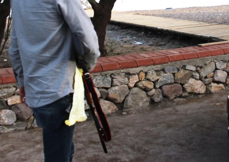 Sokaktaki köpeğe acımadan vurdu, 3 kadın da fişekten çıkan saçmalarla yaralandı
