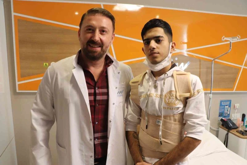 Doğuştan skolyoz olan hastayı 4 saatte iyileştirdi
