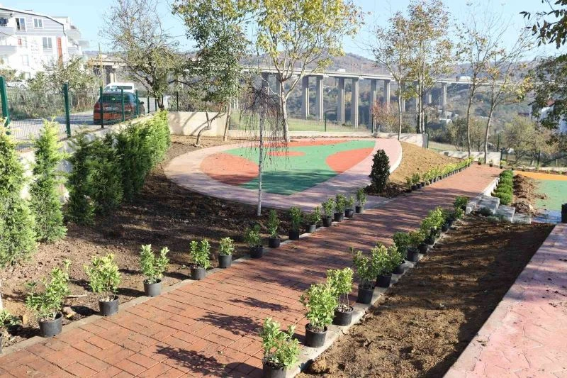 Yapımı devam eden çocuk parkı yeşilleniyor
