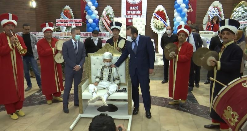 Cumhurbaşkanı Erdoğan’ın tedavisini üstlendiği Taha’yı sünnet düğününde il protokolü yalnız bırakmadı
