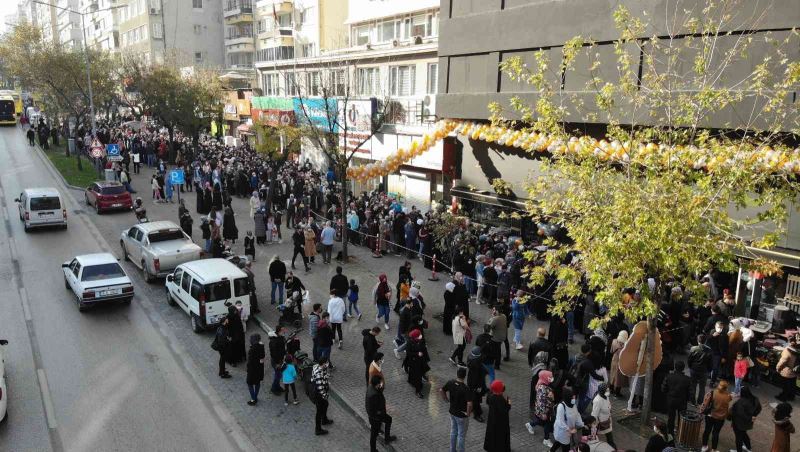 (Özel) Mağaza açılışında izdiham virüsü unutturdu, polis kalabalığı dağıttı
