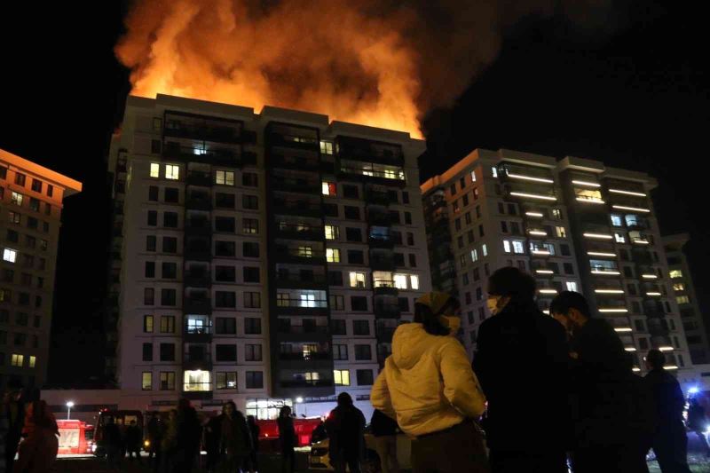 Eskişehir’de korkutan yangın: 66 dairelik apartmanın çatısı alevler içinde kaldı
