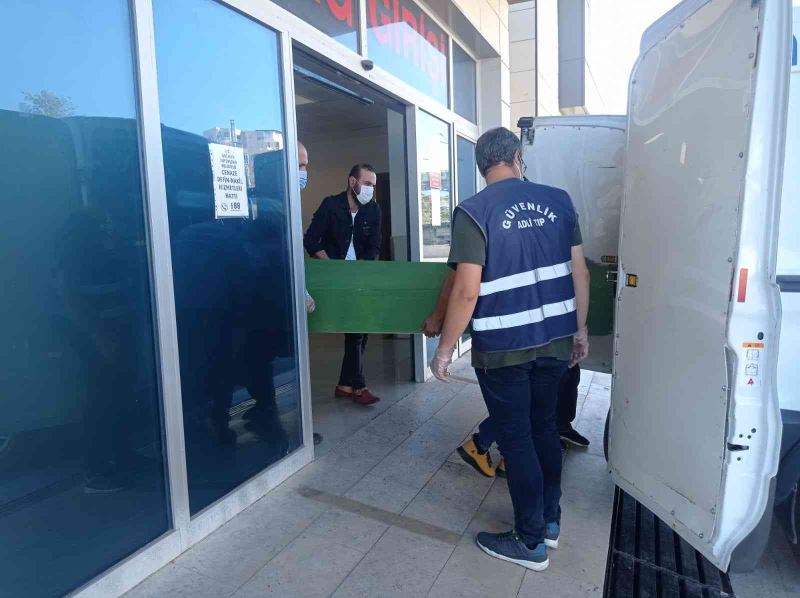 Antalya’da evine gelen kadını öldürdükten sonra intihar eden adamın cenazesi morgdan alındı
