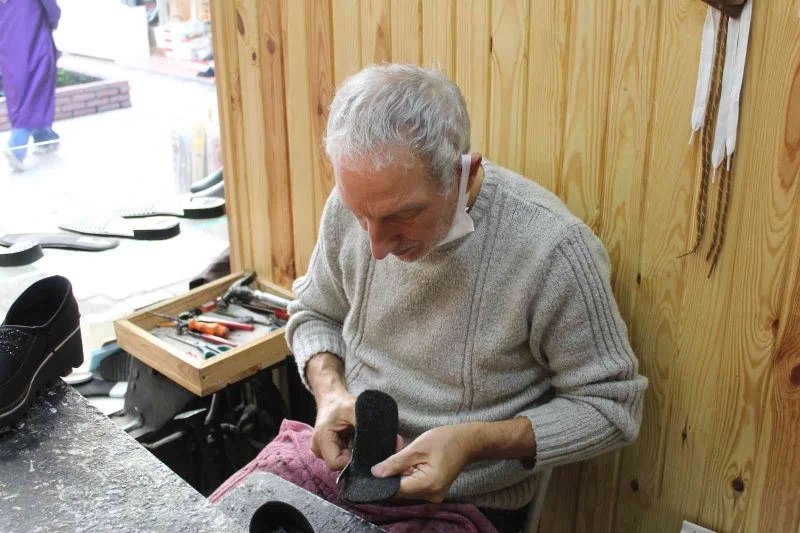 Ayakkabı tamircisinde unutulan eşyalar ihtiyaç sahiplerine veriliyor
