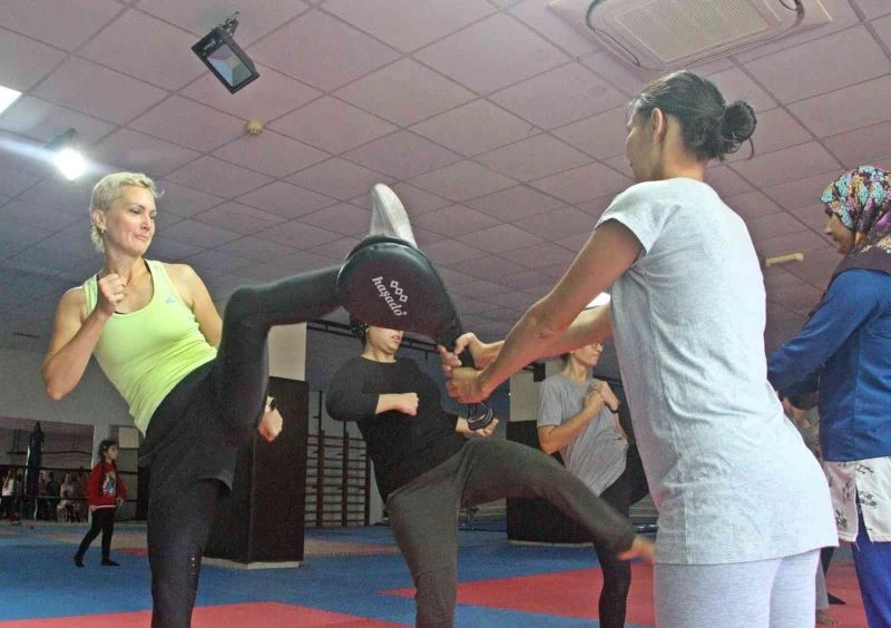 Antalya’da ev hanımları streslerini tekme ve yumruklarla atıyor
