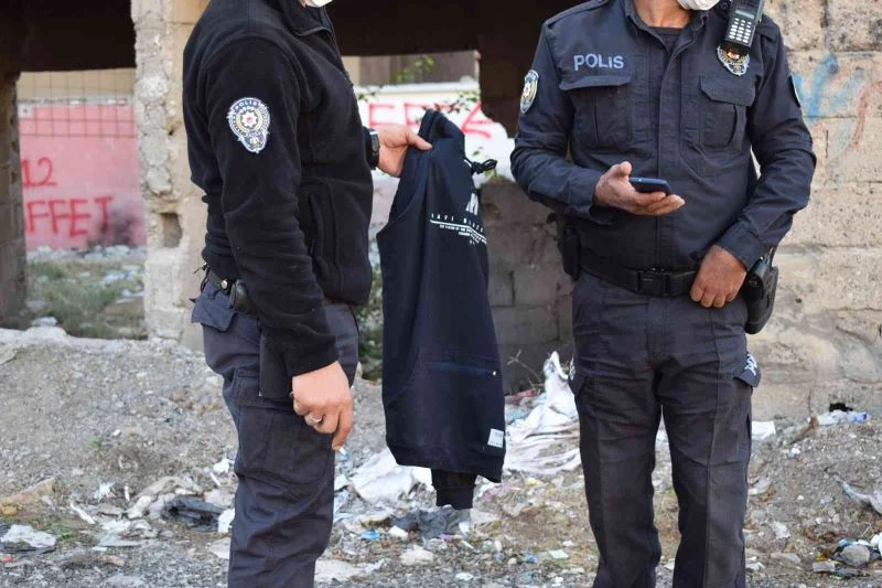 Ters kelepçeli adliyeye götürülürken polisin elinden kaçtı
