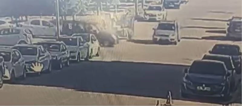 Devrilen araçta minik Berk hayatını kaybederken, babası ve kardeşleri yaralı kurtuldu
