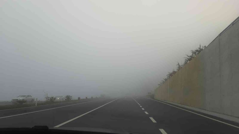 Zonguldak-Ereğli yolunda yoğun sis görüş mesafesini düşürdü
