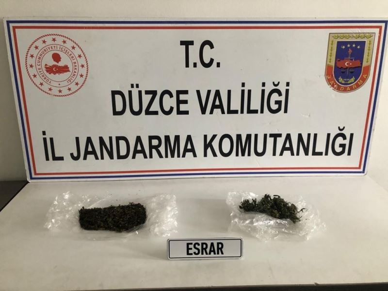 Jandarmayı gördü paniğe kapılınca yakalandı
