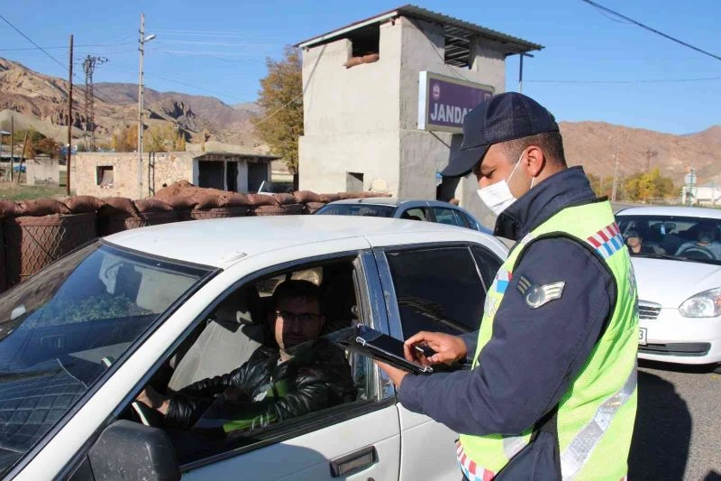 Jandarma ekipleri yol kontrollerine devem ediyor
