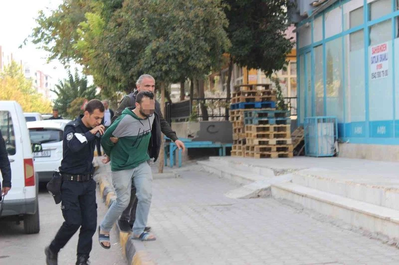 Önce annesini ve kız kardeşlerini silahla rehin aldı, sonra kendini eve kapattı
