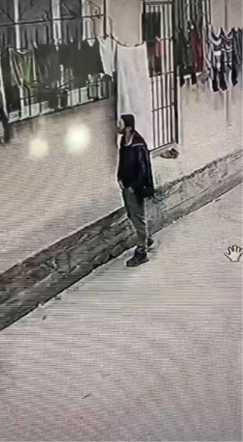 Bursa’da iç çamaşırı hırsızı güvenlik kamerasında
