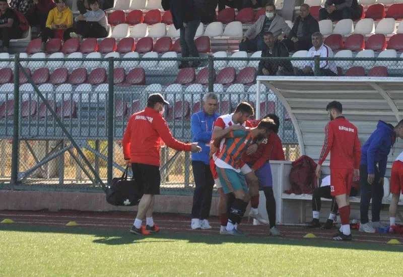 Sakatlık geçiren rakip takım oyuncusunu sırtında taşıdı
