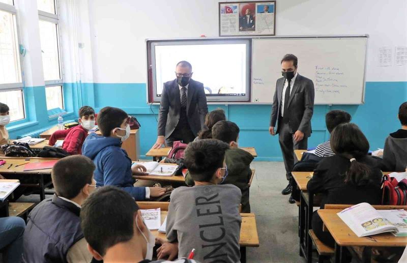 Kayapınarlı öğrencilerden Kaymakam Koç’a sevgi gösterisi
