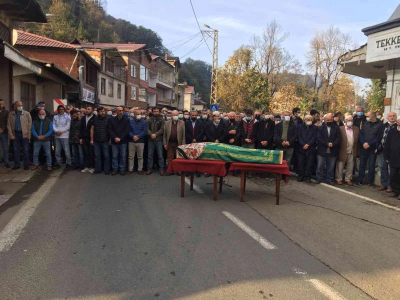 Minibüs ile şadırvan arasında sıkışıp ağır yaralanmıştı, bugün son yolculuğuna uğurlandı
