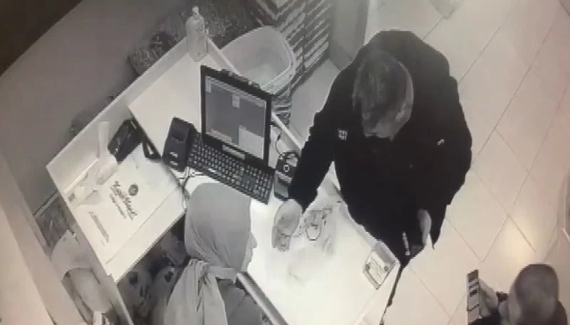 Arnavutköy’de kuruyemiş dükkanında tırnakçılık yöntemi ile 800 TL çaldılar
