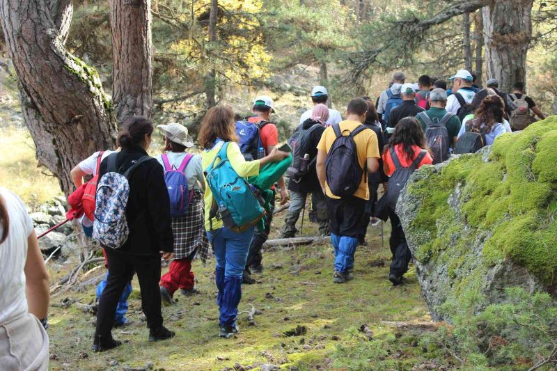 Doğa tutkunları 12 kilometrelik Guz Deresi Kanyonu’nun zorlu geçitlerinde yürüdü
