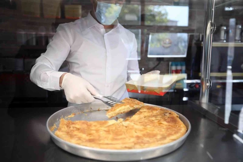 Selanik Göçmen Böreği Çınaraltı’nda yenir
