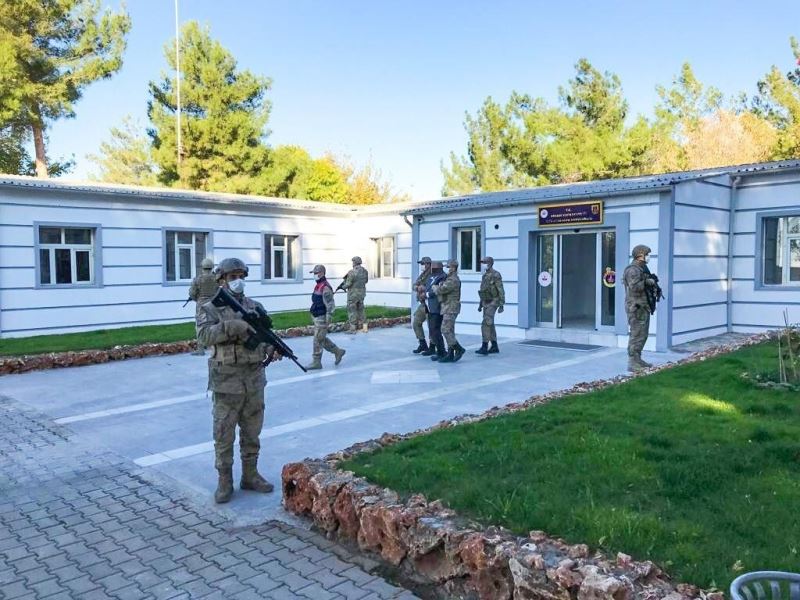 Kırık far ve tampon parçalarından yola çıkan jandarma, bir kişinin ölümüne neden olan sürücüyü yakaladı
